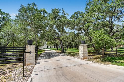 400 Creekside Dr, Buda, TX, 78610-3292 | Card Image