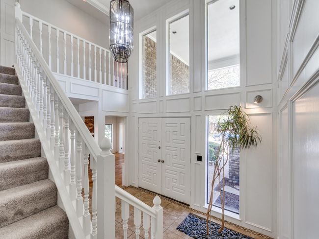 Soaring two story ceiling in the welcoming foyer! | Image 9