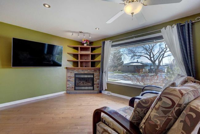 638 1 Street S, Home with 5 bedrooms, 2 bathrooms and 4 parking in Vulcan AB | Image 4