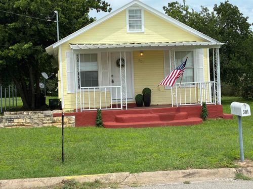 301 N Rhomberg St, Burnet, TX, 78611-2621 | Card Image