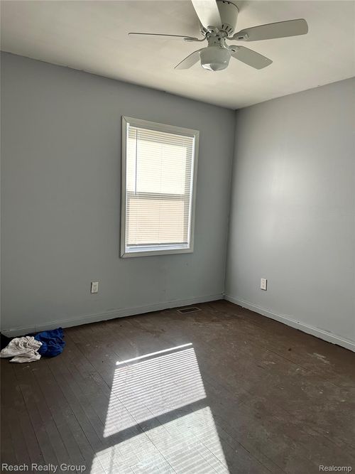 8451 Greenview Avenue, Detroit, MI, 48228 | Card Image
