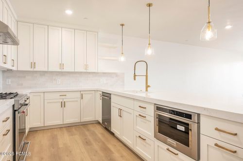 305-2250 E Murray Holladay Rd, Holladay, UT, 84117-5398 | Card Image