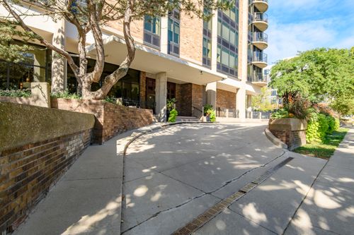 929 N Astor St, MILWAUKEE, WI, 53202-7000 | Card Image