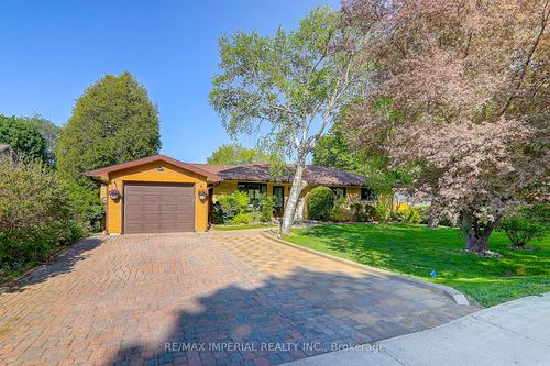 98 Belfry Dr, Newmarket, ON, L3Y3G1 | Card Image