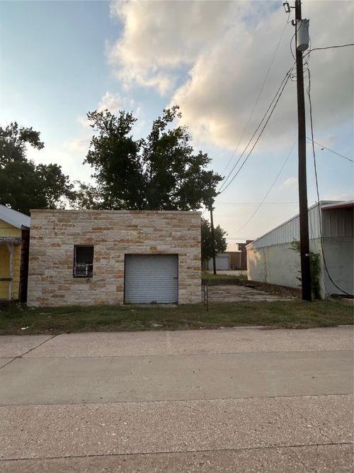 122 W Milam Ave, Rockdale, TX, 76567-2871 | Card Image