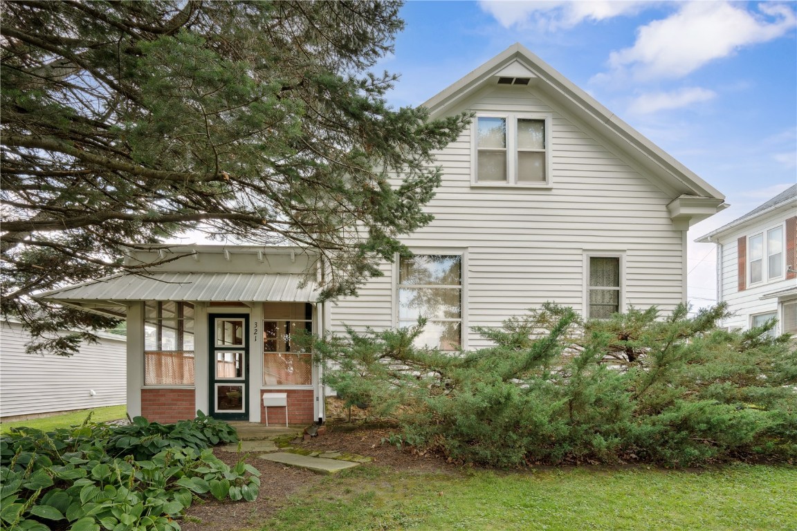 Cedar St, Monticello, IA 52310
