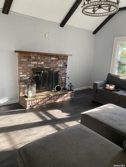 21 Highland Ave, Glenwood Landing, NY, 11547-3007 | Card Image