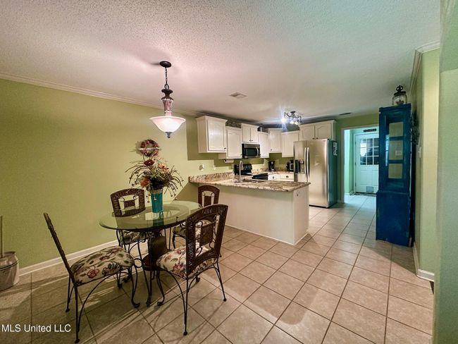 Kitchen & Breakfast Area | Image 11