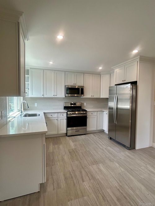 1-32 East Ave, Glen Cove, NY, 11542-3928 | Card Image