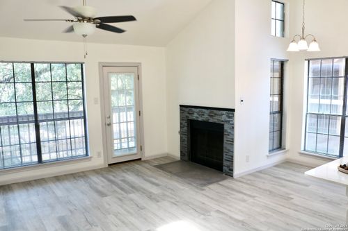 10-8611 Datapoint Dr, San Antonio, TX, 78229-5919 | Card Image