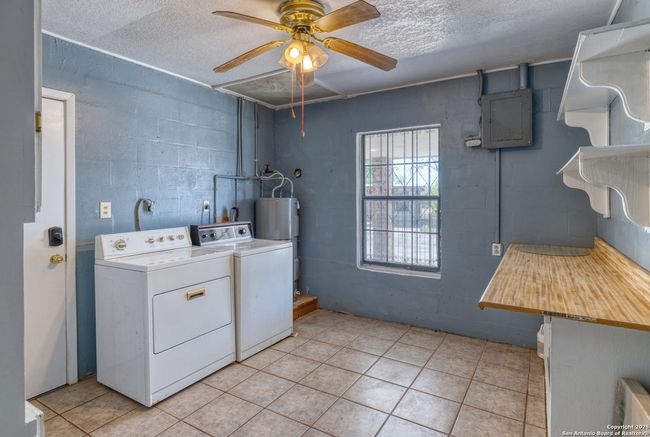 1390 Windmill Rd, House other with 2 bedrooms, 2 bathrooms and null parking in Uvalde TX | Image 13