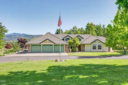 3939 Tami Ln, Central Point, OR, 97502-1065 | Card Image