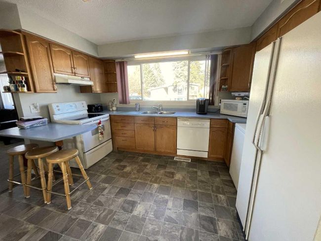 113 Chetamon Drive, Home with 2 bedrooms, 1 bathrooms and 4 parking in Hinton AB | Image 4