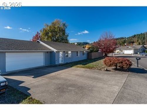 203 Eagle Ct, Sutherlin, OR, 97479-9028 | Card Image