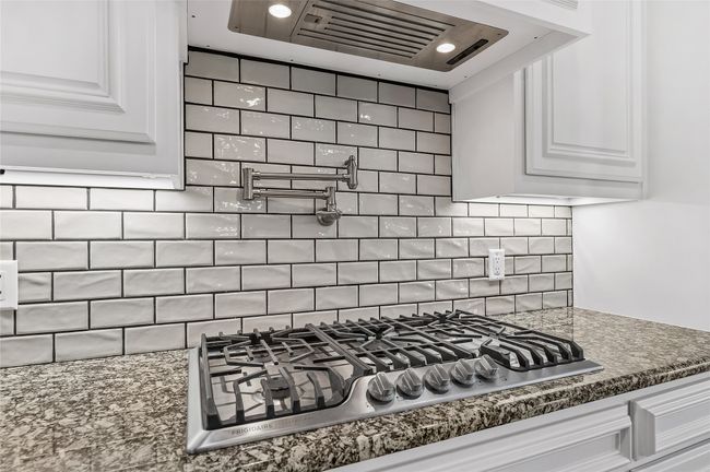 Gas cooktop and pot-filler | Image 9
