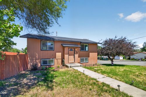 136 Se G St, Madras, OR, 97741-1530 | Card Image
