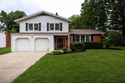 2445 Olentangy Dr, Akron, OH, 44333-2831 | Card Image