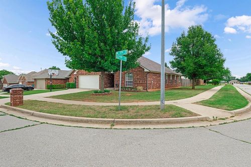 12524 Sw 12th St, Yukon, OK, 73099-8705 | Card Image