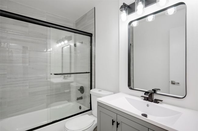 Bathroom with toilet, enclosed tub / shower combo, and vanity | Image 18