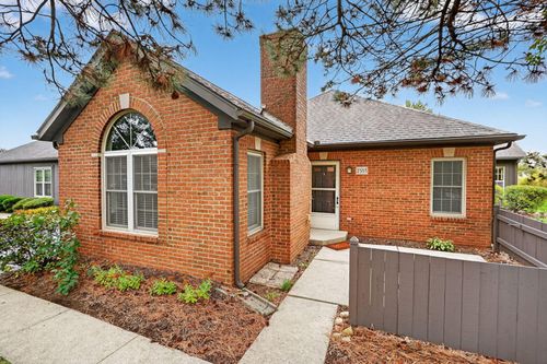 2585 Trottersway Dr, Columbus, OH, 43235-5547 | Card Image