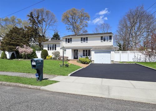 31 Executive Road, Brookhaven, NY, 11784 | Card Image