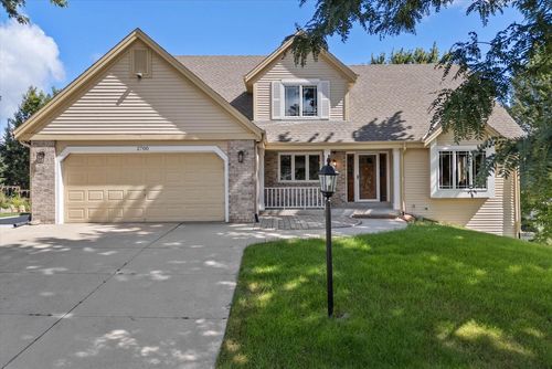 2700 Wyngate Way, Waukesha, WI, 53189-6820 | Card Image