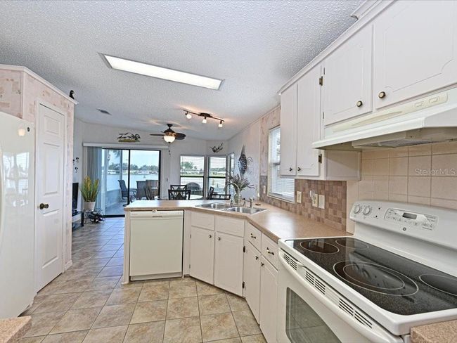 8439 Imperial Cir, House other with 2 bedrooms, 2 bathrooms and null parking in PALMETTO FL | Image 15