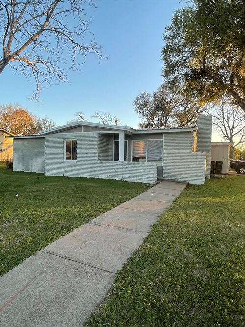 611 Sarah St, Edna, TX, 77957-3451 | Card Image