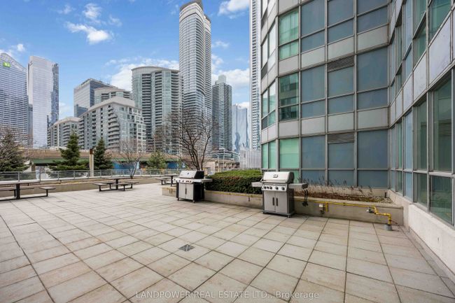1017 - 230 Queens Quay W, Condo with 2 bedrooms, 1 bathrooms and null parking in Toronto ON | Image 37