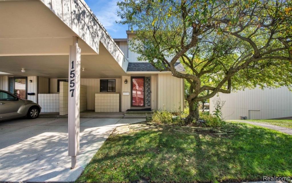Charter Oak Dr, Rochester Hills, MI 48309