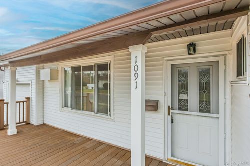 1091 Gardiner Dr, Bay Shore, NY, 11706-6313 | Card Image
