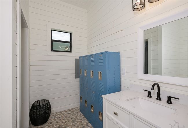 Pool House bath | Image 28