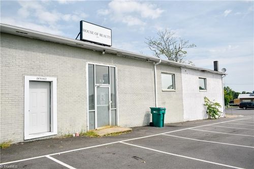 105 Llewellyn St, Dobson, NC, 27017-8993 | Card Image