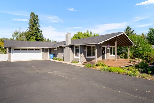2094 Montgomery Ln, Grants Pass, OR, 97527-5136 | Card Image