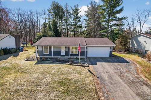 9155 Satelite Dr, White Lake, MI, 48386-3358 | Card Image