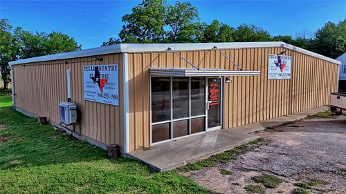 206 N Matthews St, Bowie, TX, 76230-4711 | Card Image