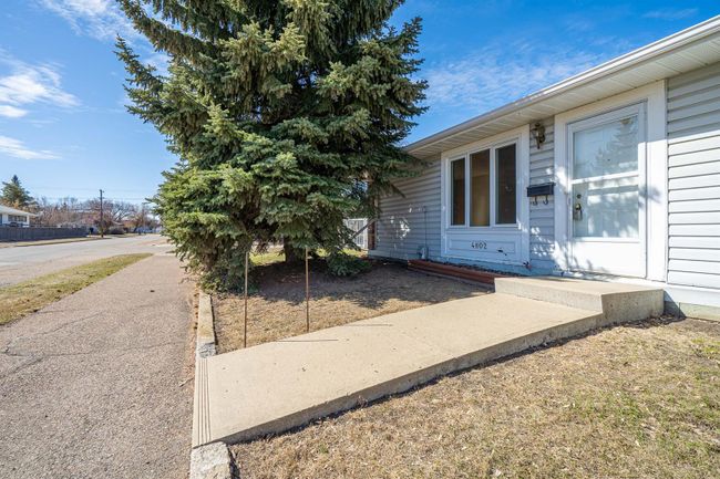 4802 46 Street, Home with 2 bedrooms, 1 bathrooms and 2 parking in Lloydminster SK | Image 24