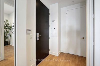 6512 - 7 Grenville St, Condo with 2 bedrooms, 2 bathrooms and 1 parking in Toronto ON | Image 2