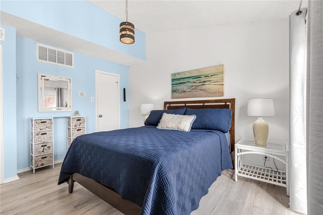 High ceilings and plenty of space to move around. | Image 16