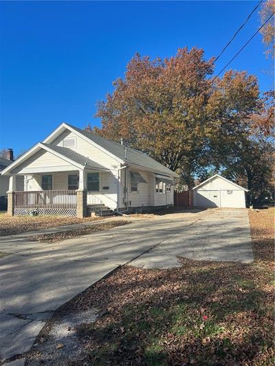 913 W 6th Street, House other with 2 bedrooms, 1 bathrooms and null parking in Ottawa KS | Image 1