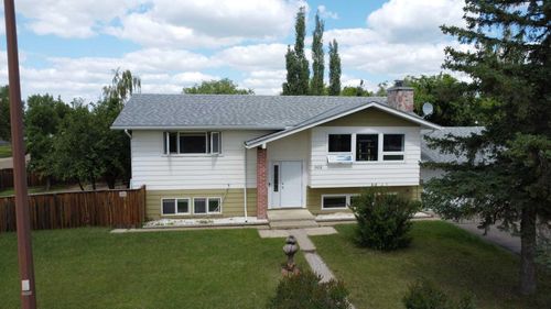 902 3 Street W, Hanna, AB, T0J1P0 | Card Image