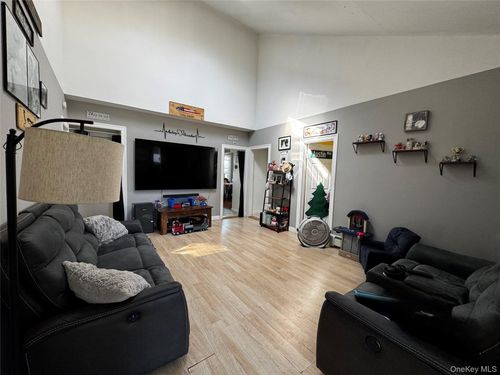 16 Beach Ave, Copiague, NY, 11726-5202 | Card Image