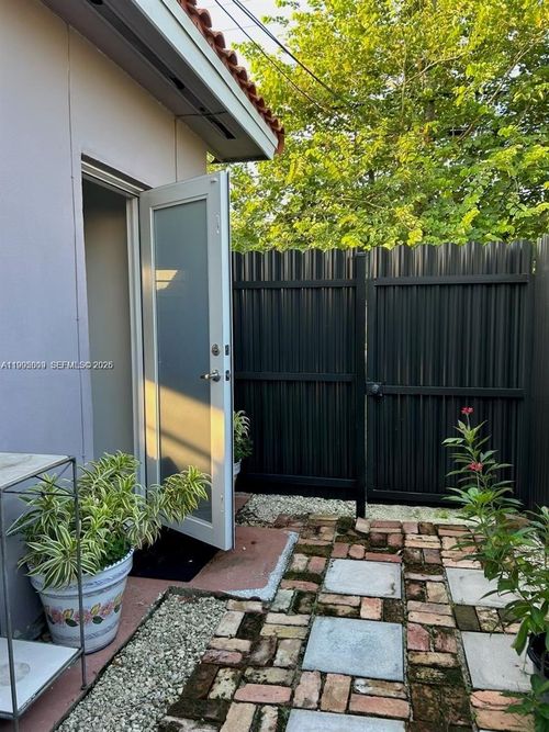 a-9525 Sw 16th St, Miami, FL, 33165-7608 | Card Image