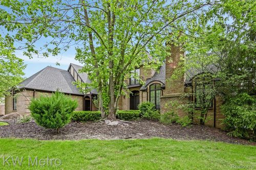 2863 Meadowood Ln, Bloomfield Hills, MI, 48302-1031 | Card Image