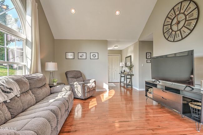 517 W Glade St, House other with 3 bedrooms, 3 bathrooms and null parking in Glade Spring VA | Image 10