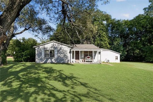2412 N 10th St, Independence, KS, 67301-1834 | Card Image