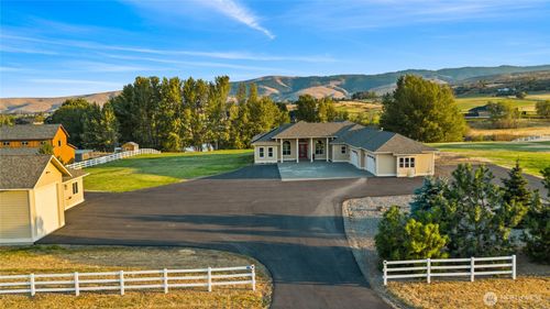 240 Majestic Heights Dr, Ellensburg, WA, 98926-8061 | Card Image