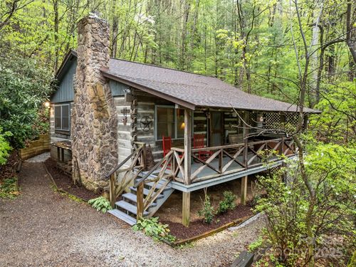 32 Log Cabin Dr, Maggie Valley, NC, 28751-8612 | Card Image