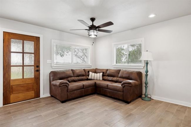 5530 Us Highway 90 A W, House other with 4 bedrooms, 2 bathrooms and 2 parking in Shiner TX | Image 6