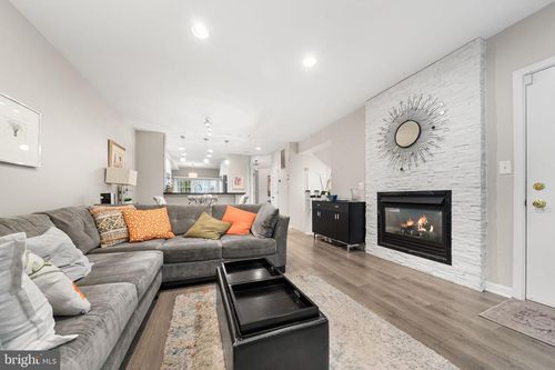 101-8850 Ashgrove House Ln, VIENNA, VA, 22182-5564 | Card Image